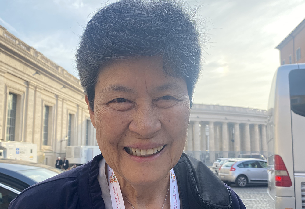 La Hna. de la Misericordia Ángela Pérez, originaria de Guam, posa para una foto el 6 de octubre fuera del Aula Pablo VI antes del comienzo del tercer día del Sínodo de los Obispos en la Ciudad del Vaticano. Ver al papa en una mesa redonda, al igual que el resto de participantes, le da la sensación de estar presenciando el "desmantelamiento de la jerarquía", le explicó a Global Sisters Report. (Foto: GSR/Rhina Guidos) La Hna. de la Misericordia Ángela Pérez, originaria de Guam, posa para una foto el 6 de octubre fuera del Aula Pablo VI antes del comienzo del tercer día del Sínodo de los Obispos en la Ciudad del Vaticano. Ver al papa en una mesa redonda, al igual que el resto de participantes, le da la sensación de estar presenciando el "desmantelamiento de la jerarquía", le explicó a Global Sisters Report. (Foto: GSR/Rhina Guidos)