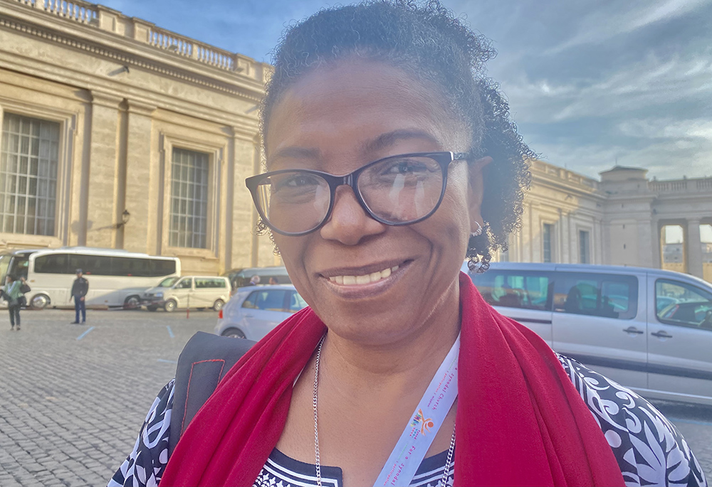 La Hna. Iris Altagracia González dirigiéndose al aula Pablo VI del Vaticano el 6 de octubre, tercer día del Sínodo de los Obispos. González, de la Congregación Hijas de Jesús, declaró que el Sínodo supone volver a centrarse en Jesús y no en las normas de la Iglesia. (Foto: GSR/Rhina Guidos) La Hna. Iris Altagracia González dirigiéndose al aula Pablo VI del Vaticano el 6 de octubre, tercer día del Sínodo de los Obispos. González, de la Congregación Hijas de Jesús, declaró que el Sínodo supone volver a centrarse en Jesús y no en las normas de la Iglesia. (Foto: GSR/Rhina Guidos)