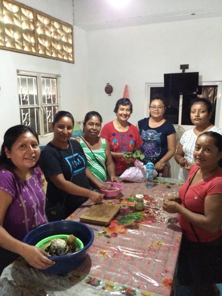Hna. Alicia Guevara Pérez, al centro, durante la preparación de un remedio medicinal junto con algunas de las participantes de los talleres de medicina alternativa en 2021. (Foto: cortesía Hna. Alicia Guevara P.)
