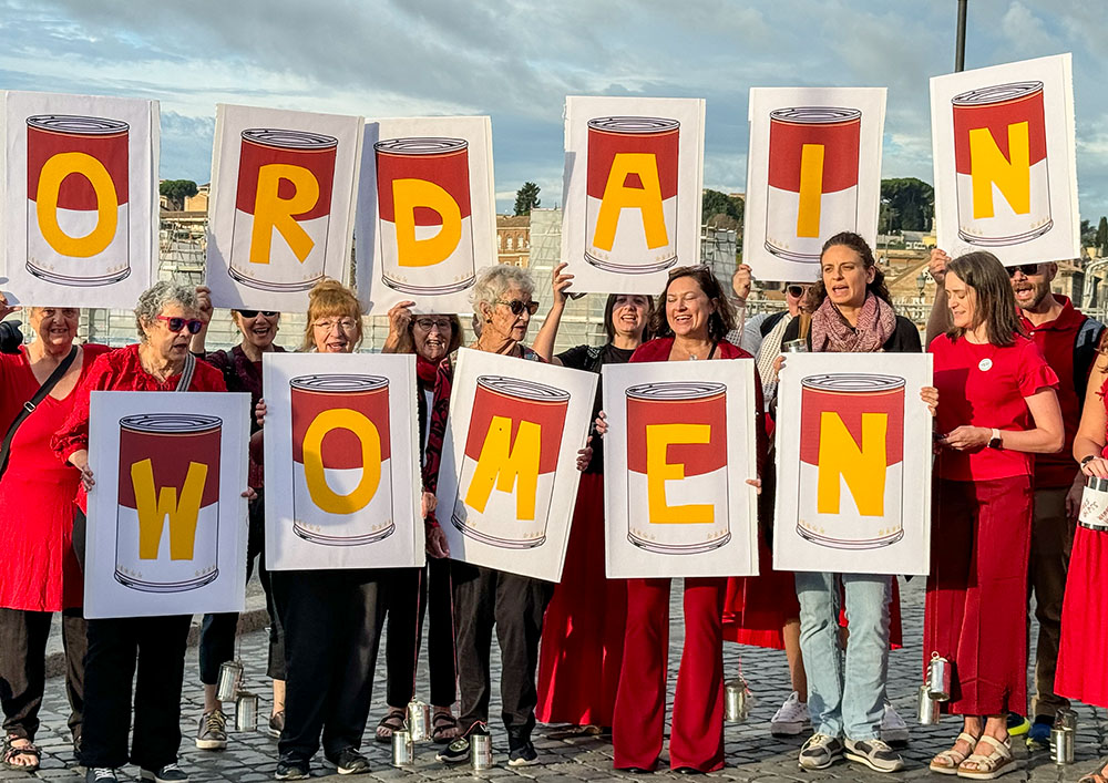 Miembros de la Women's Ordination Conference, Women's Ordination Worldwide y Roman Catholic Womenpriests-USA se reúnen cerca del Vaticano, en donde rezan para pedir que la Iglesia católica abra el sacerdocio a las mujeres, mientras comienza la consulta mundial conocida como el Sínodo, el 2 de octubre de 2024. Miembros de la Women's Ordination Conference, Women's Ordination Worldwide y Roman Catholic Womenpriests-USA se reúnen cerca del Vaticano, en donde rezan para pedir que la Iglesia católica abra el sacerdocio a las mujeres, mientras comienza la consulta mundial conocida como el Sínodo, el 2 de octubre de 2024. (Foto: GSR/Rhina Guidos)