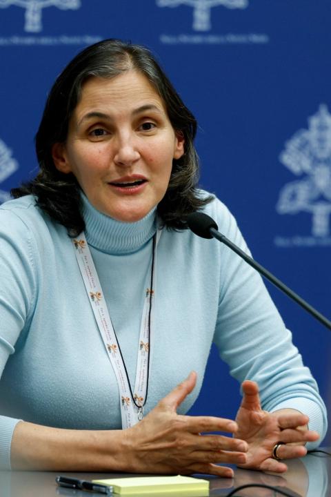 Hna. Gloria Liliana Franco La Hna. Gloria Liliana Franco, presidenta de CLAR, habla durante una sesión informativa sobre la asamblea del Sínodo de los Obispos en el Vaticano el 10 de octubre de 2023. (Foto: CNS/Lola Gómez)