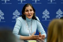 La hermana Gloria Liliana Franco Echeverri, miembro de la Compañía de María y presidenta de CLAR, habla durante una sesión informativa sobre la asamblea del Sínodo de los Obispos en el Vaticano el 10 de octubre de 2023. (Foto: CNS/Lola Gómez)