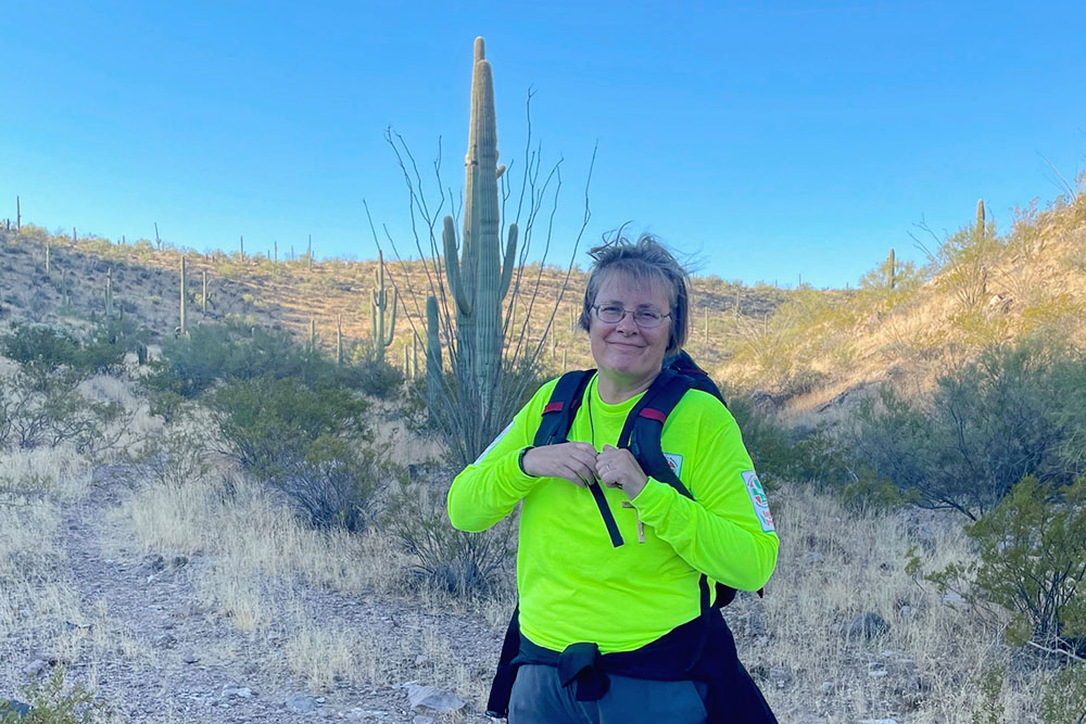 La Hna. Maria Louise Edwards, feliciana, trabaja como voluntaria en el ministerio de la recogida de agua en el desierto de Sonora, cerca de Ajo, Arizona.