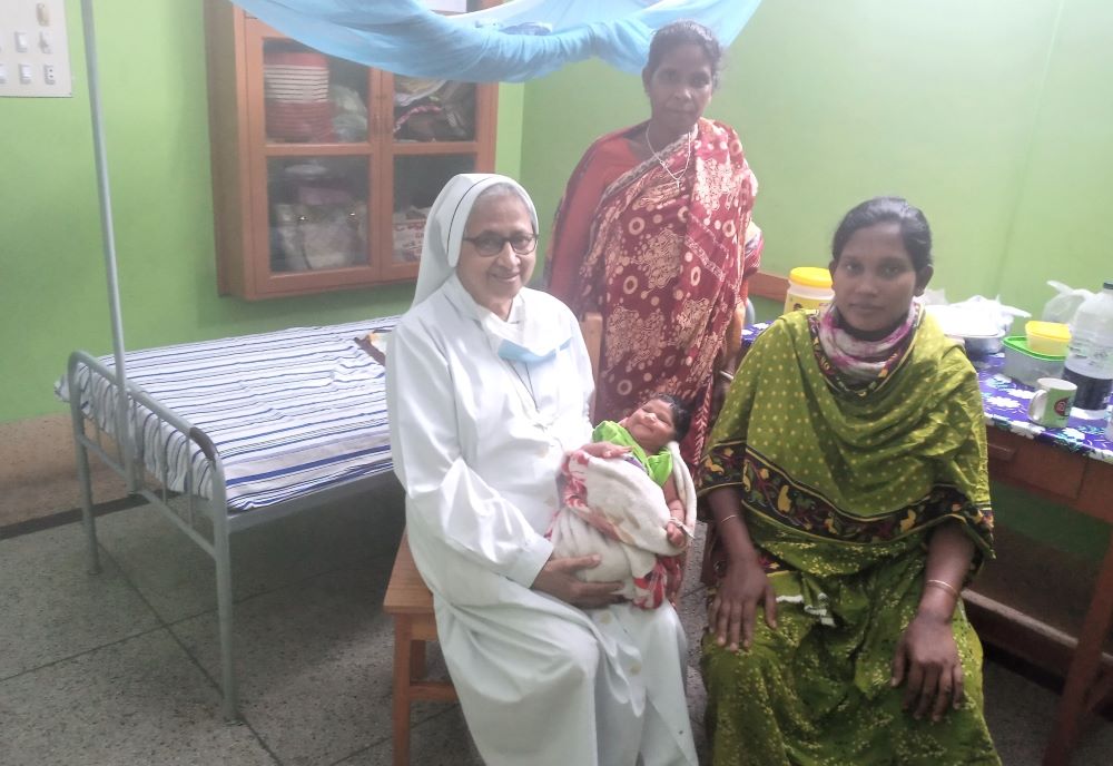 Hna. Sandra Josephen el Hospital San Vicente de Dinajpur (Bangladés). La Hna. Sandra Joseph, quien pertenece a las Hermanas de la Caridad de los Santos Bartolomea Capitanio y Vincenza Gerosa, visita a un recién nacido y a sus familiares en el Hospital San Vicente de Dinajpur (Bangladés), donde ejerce su ministerio desde hace 42 años. (Foto: Sumon Corraya)