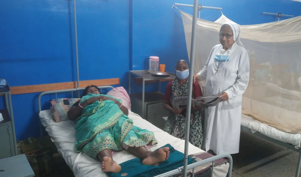 Hna. Sandra Joseph visita a una mujer embarazada en un hospital La Hna. Sandra Joseph, una enfermera que trabaja con parejas que han tenido problemas para concebir, visita a una mujer embarazada. (Foto: Sumon Corraya)