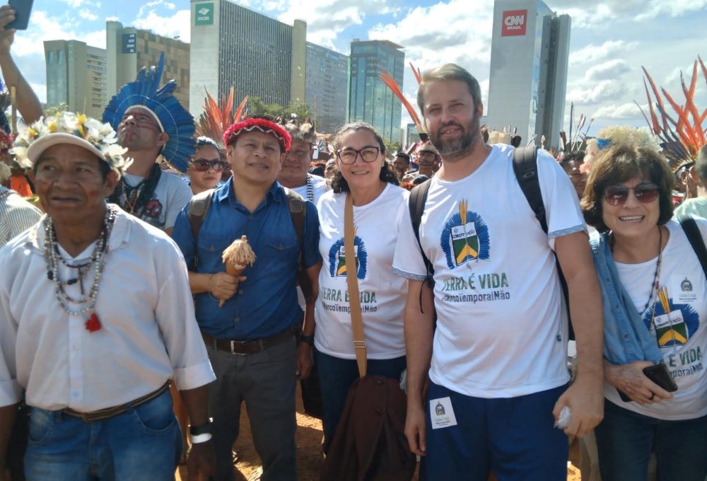 La Hna. Joana Ortiz, de las Hermanas Franciscanas de Nuestra Señora de Aparecida, protesta por el marco temporal con los indígenas en Brasilia, Brasil. La legislación propuesta limita el reconocimiento de nuevas reservas indígenas a las tierras ocupadas por los habitantes originales antes de la constitución de 1988. (Foto: cortesía Joana Ortiz)