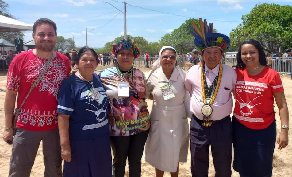 La Hna. Catarina de Sousa de Oliveira, de las Hijas del Inmaculado Corazón de María (de rojo), trabaja con los indígenas de la región de Amajari, en el estado de Roraima, en la selva amazónica. (Foto: cortesía Joana Ortiz)
