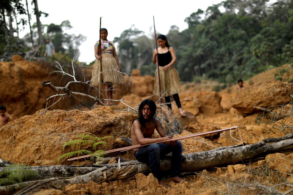 Jóvenes de la tribu Mura aparecen en una foto de archivo en una zona deforestada en tierras indígenas no delimitadas dentro de la selva amazónica, cerca de Humaitá, Brasil. (Foto: CNS/Reuters/Ueslei Marcelino)