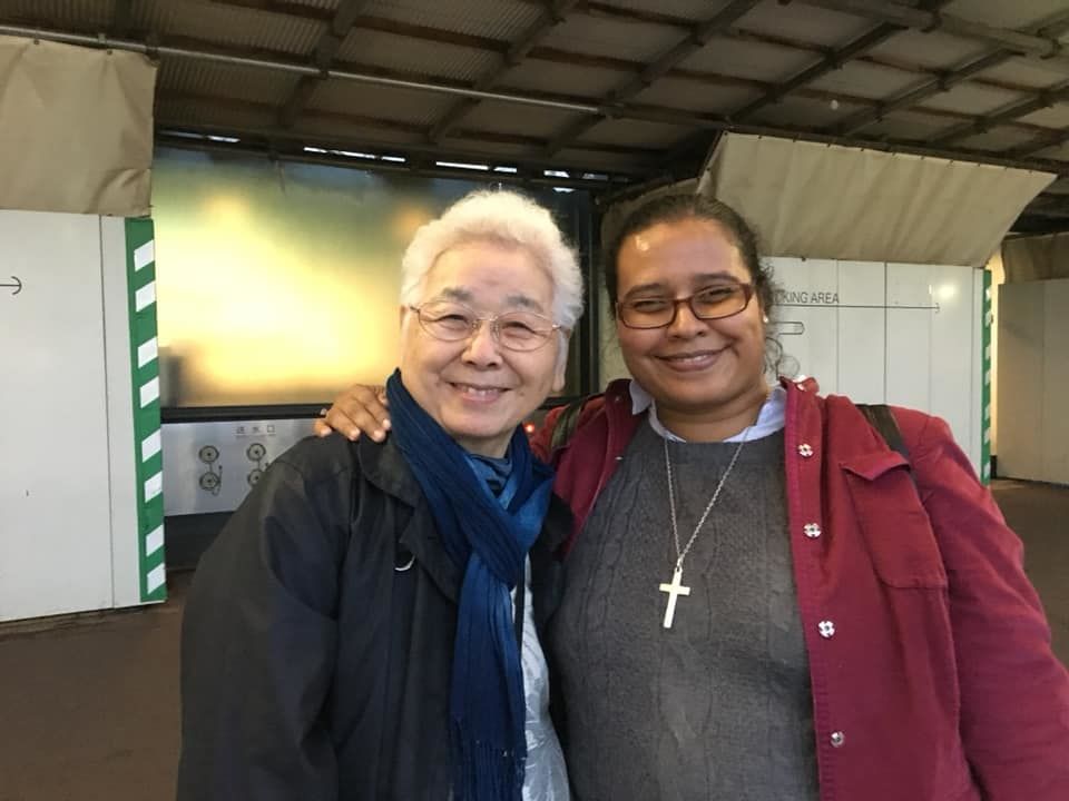 Hna. Sandra Sierra, a la derecha, con la Hna. Shitsuko Endo, superiora de la Congregación de Notre-Dame en Japon. (Foto cortesía de Sandra M. Sierra F.)