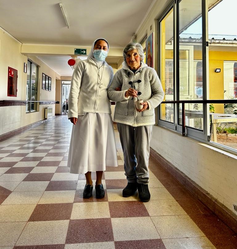 Sr. María de los Ángeles with resident Teresita Aquea from La Visitación de María nursing home, Fundación Las Rosas, in La Serena, Chile (Courtesy of Virginia Vargas) Sr. María de los Ángeles with resident Teresita Aquea from La Visitación de María nursing home, Fundación Las Rosas, in La Serena, Chile (Courtesy of Virginia Vargas)