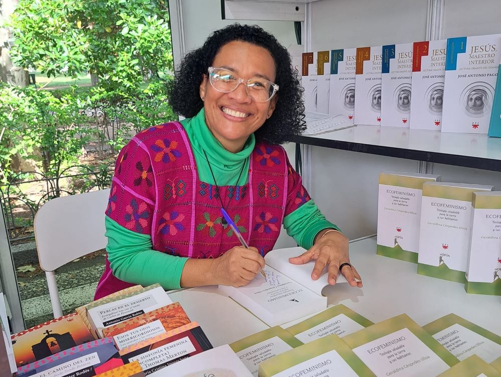 Sr. Geraldina Céspedes Ulloa signs her book "Ecofeminismo."