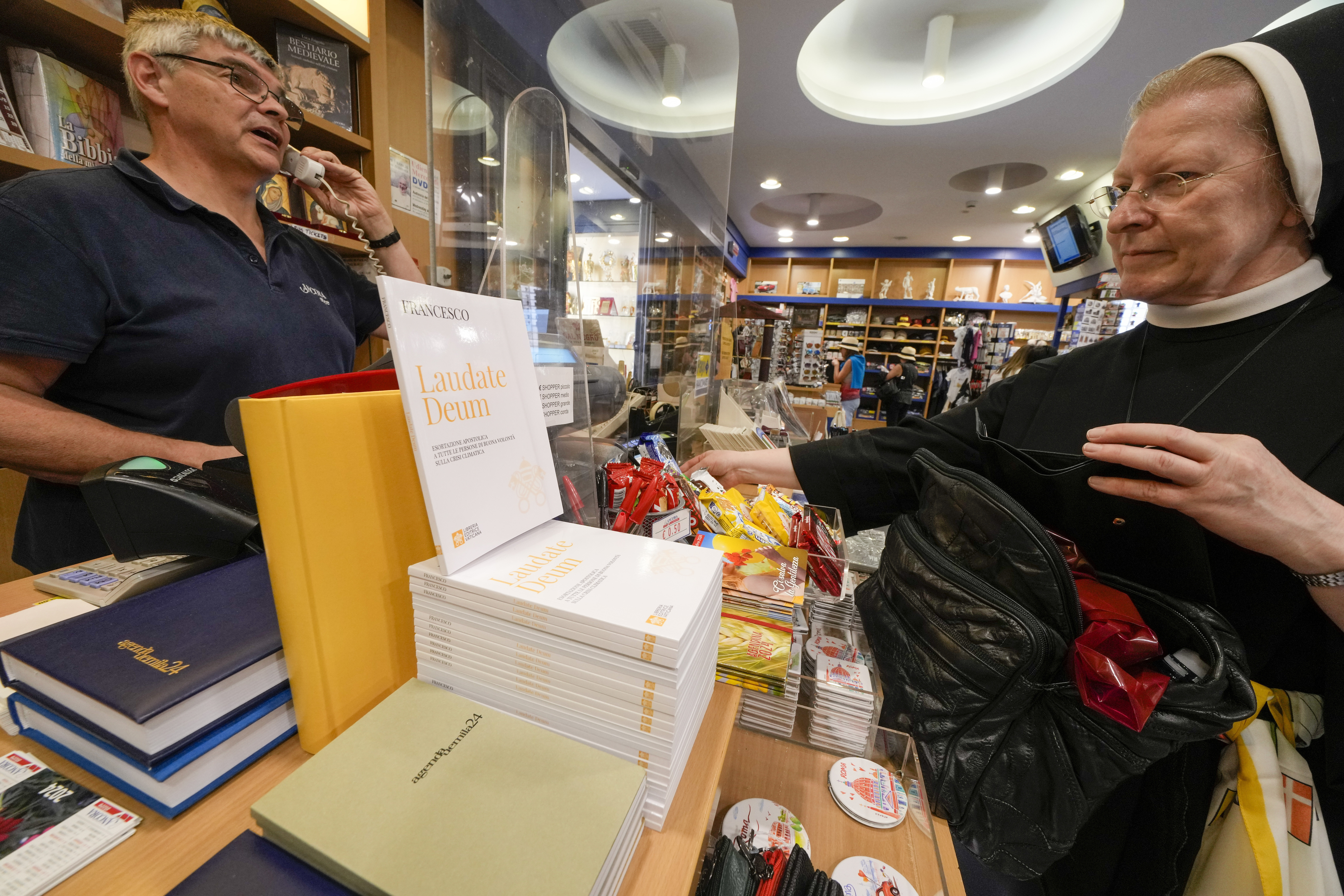 Laudate Deum Copias de la última carta encíclica del papa Francisco sobre el medio ambiente, "Laudate Deum", están a la venta en una librería en Roma, el miércoles 4 de octubre de 2023. El papa Francisco avergonzó y desafió a los líderes mundiales el miércoles para comprometerse con objetivos vinculantes para frenar el cambio climático antes de que sea demasiado tarde, advirtiendo que la creación de Dios cada vez más cálida está alcanzando rápidamente un "punto de no retorno". (Foto: AP/Andrew Medichini)