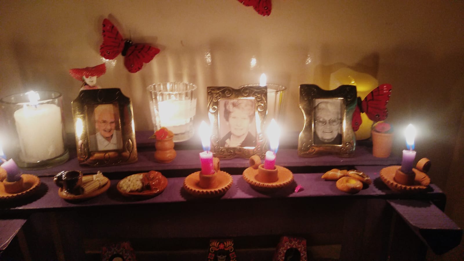 Fotografías en altar de muertos Fotografías en el altar de muertos de las hermanas Althea y Mechtild y en medio la señora Helen Henry, madre de dos hermanas del Monasterio, Hnas Paty y Michelle Henry. (Foto: Mariana Olivo)