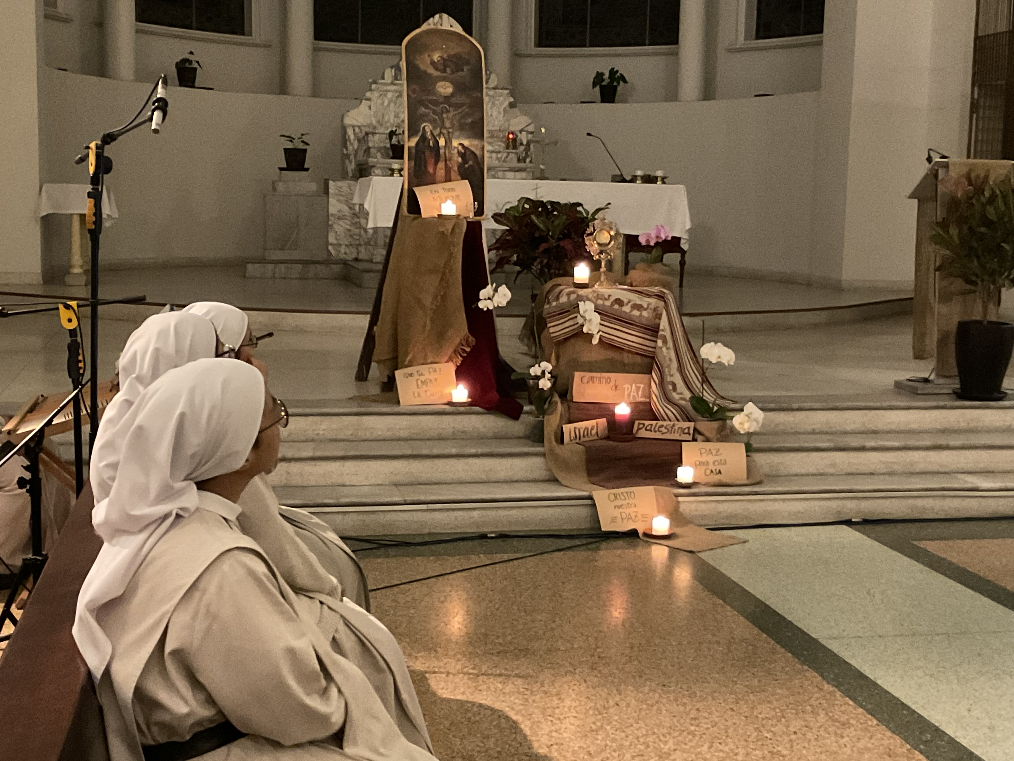 Oración por Israel y Palestina Hermanas Agustinas rezan por la paz en la jornada de ayuno y oración convocada por el papa Francisco el 17 de octubre del 2023 en en Monasterio de la Encarnación, Lima, Perú. (Foto: Begoña Costillo)
