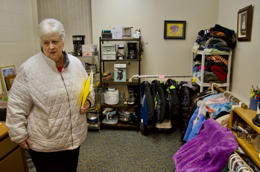 Carol Conway, asociada de la comunidad de las Hermanas de la Misericordia, el 13 de diciembre de 2023, muestra una de las salas llenas de donaciones donde los solicitantes de asilo pueden conseguir muebles, ropa, pequeños electrodomésticos y enseres domésticos para sus apartamentos. (Foto: GSR/Dan Stockman)