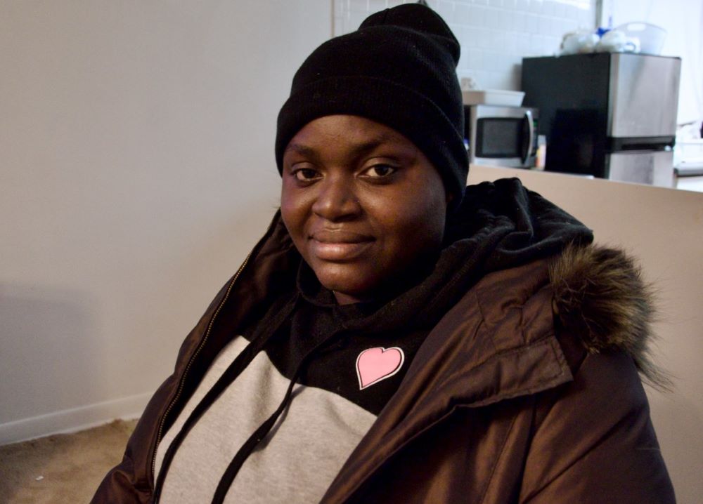 Isatu, junto con su hermana pequeña Aminata, huyeron de Sierra Leona donde se enfrentaron a la mutilación genital femenina y están viviendo en un apartamento en Chicago, vistas aquí el 13 de diciembre de 2023. (Foto: GSR/Dan Stockman)
