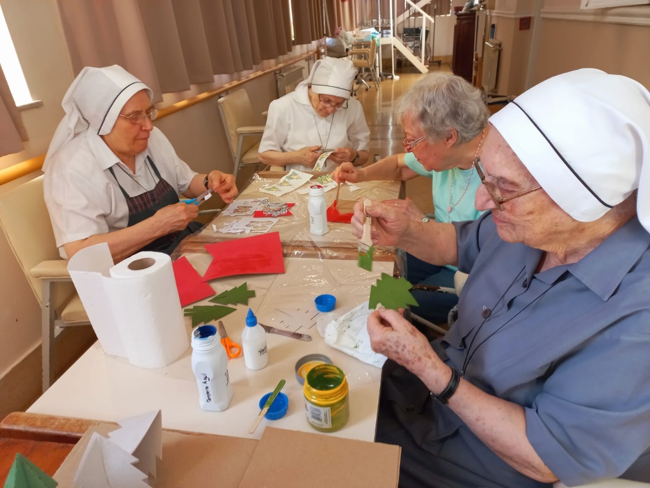 Hermanas mayores Las hermanas Jorgelina Stechina, Rosa Rodríguez y Constantina Vigani junto a Maruca Ferreri (laica) en el taller de arte en la comunidad del Redentor de las Hermanas de la Virgen Niña. (Foto: cortesía Hna. María Inés Castellaro)