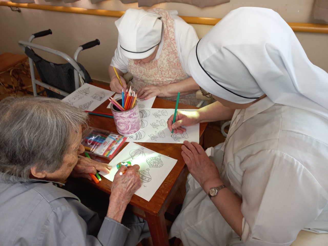 Las hermanas Margarita Durand, Aurelia Arnal y Claudia Ibáñez Las hermanas Margarita Durand, Aurelia Arnal y Claudia Ibáñez en el taller de arte en la comunidad del Redentor de las Hermanas de la Virgen Niña. (Foto: cortesía Hna. María Inés Castellaro)