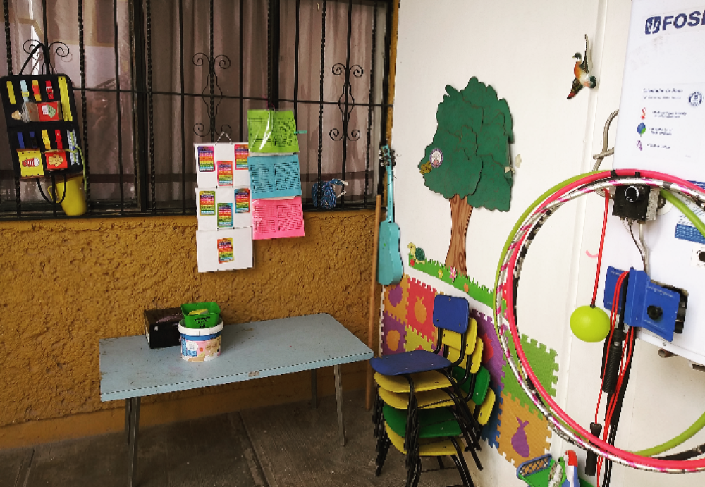 Every afternoon, the children of the single mothers do their homework, study and draw in the courtyard with the help of the three sisters.