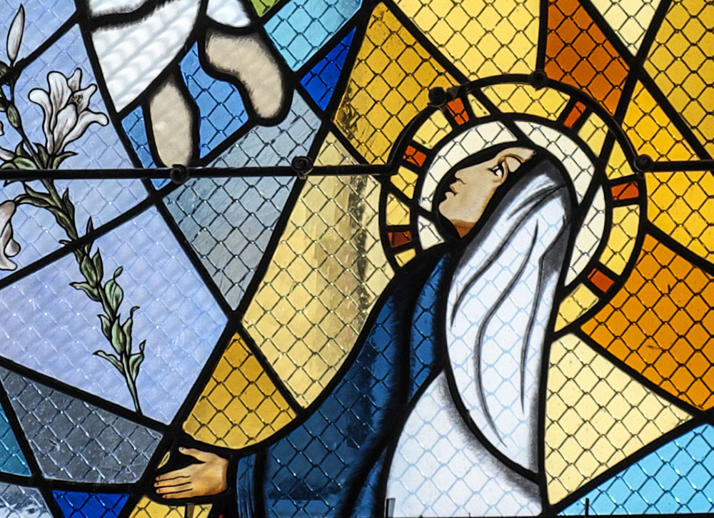 Stained-glass window Annunciation (Wikimedia Commons/GFreihalter)