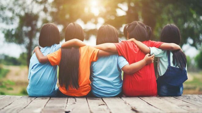 "La amistad lleva a la comunión de vida, de intereses, de objetivos. Es una obediencia no en el sentido de obligación sino de identificación con el amigo": Consuelo Vélez, teóloga laica de Institución Teresiana, (Foto: cortesía Religión Digital/ Freepik)