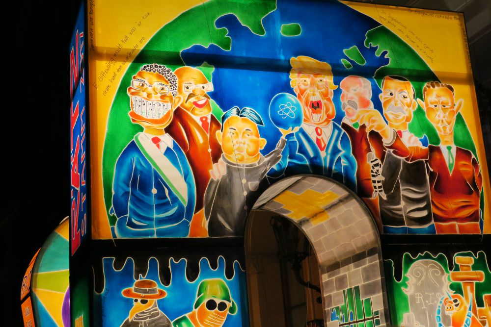 Carroza de farolillos La ruta del dinero de la conexión rusa de Brooklyn, de Félix Slater, en el Carnaval de Basilea Fasnacht, Suiza, 5 de marzo de 2017. (Foto: Flickr/Carnaval.com Studios)
