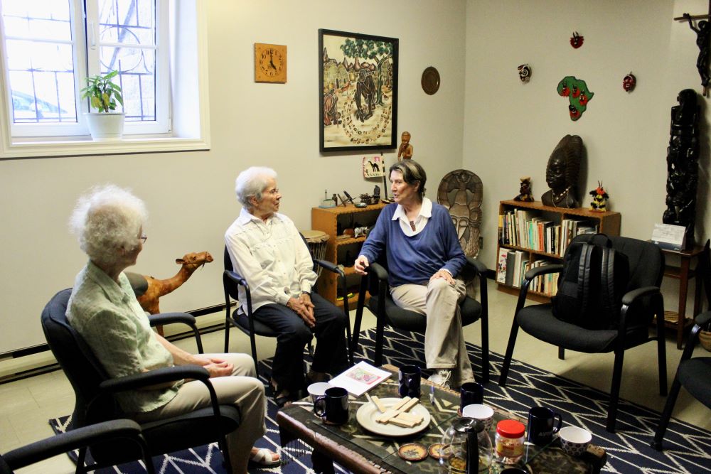 Las 'Hermanas Blancas' ofrecen té a las 15: 30, de martes a viernes, para dar la bienvenida a Centre Afrika y a la comunidad, y permitirles a los asistentes establecer contactos. Aquí están conversando con una visitante de Francia. (Foto: GSR/Joanna Kozakiewicz)