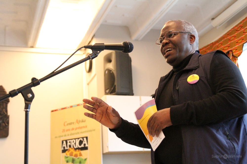 El padre Freddy Kyombo Senga, director del Centre Afrika de Montreal, afirma que las Hermanas Misioneras de Nuestra Señora de África aportan conocimientos complementarios al centro, que atiende a los nuevos inmigrantes. (Foto: cortesía Centre Afrika/Saphir Optimiste)