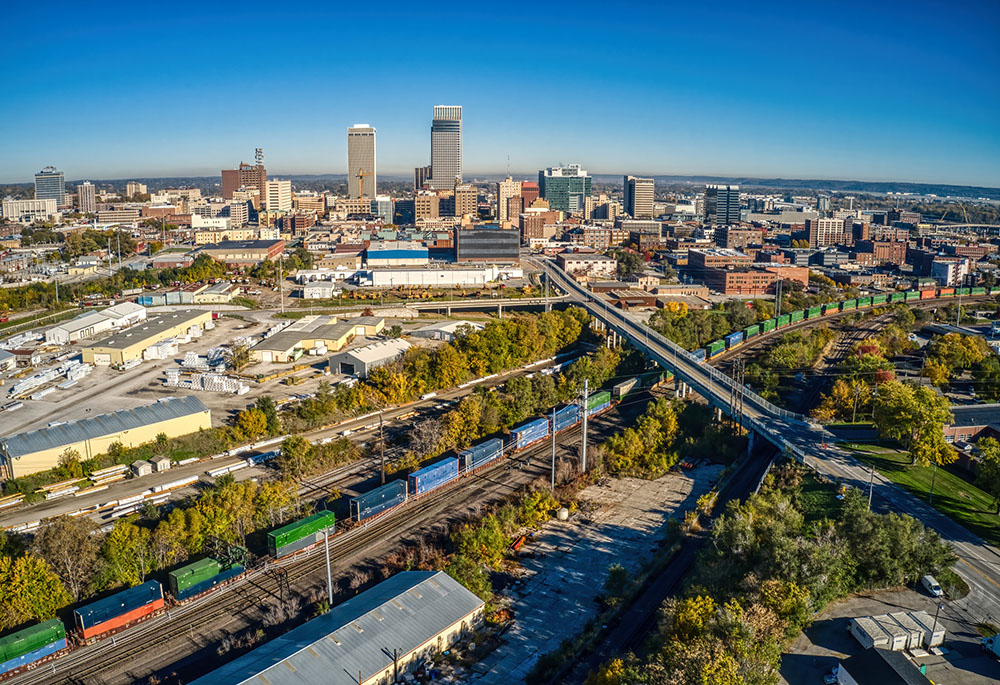 Vista del horizonte de Omaha, Nebraska, Estados Unidos: solicitantes de asilo de países tan lejanos como Venezuela, Cuba, Colombia y Sierra Leona se están forjando una nueva vida con la ayuda de la organización sin ánimo de lucro Omaha Welcomes the Stranger. (Foto: Dreamstime/Wirestock)