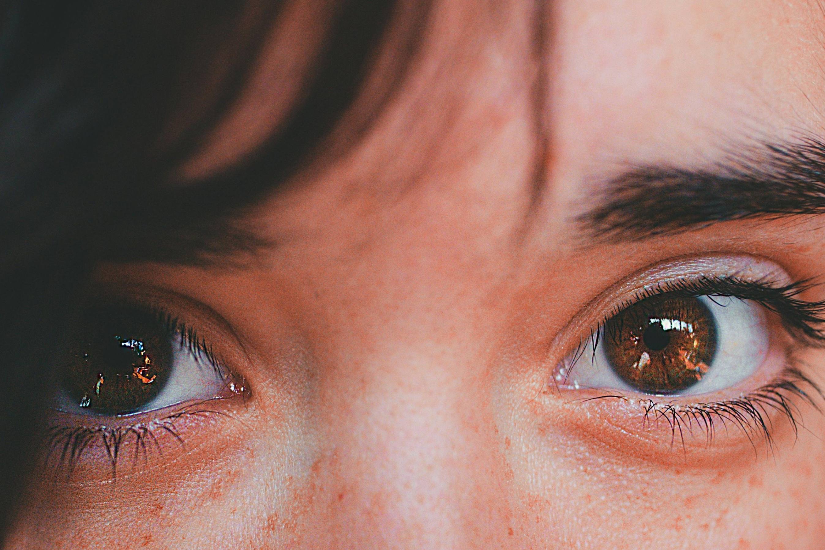 “Mirar a alguien a los ojos puede ser incómodo porque, a veces, la mirada parece penetrar el alma. En mi experiencia, sentir esa mirada penetrante me hace sentir vulnerable e incómoda. Sin embargo, cuando esa mirada es transparente, amorosa y sincera, tiene el poder de transformar lo más profundo de mi ser”: Hna. María Elena Méndez Ochoa. “Mirar a alguien a los ojos puede ser incómodo porque, a veces, la mirada parece penetrar el alma. En mi experiencia, sentir esa mirada penetrante me hace sentir vulnerable e incómoda. Sin embargo, cuando esa mirada es transparente, amorosa y sincera, tiene el poder de transformar lo más profundo de mi ser”: Hna. María Elena Méndez Ochoa. (Foto: Pexels)
