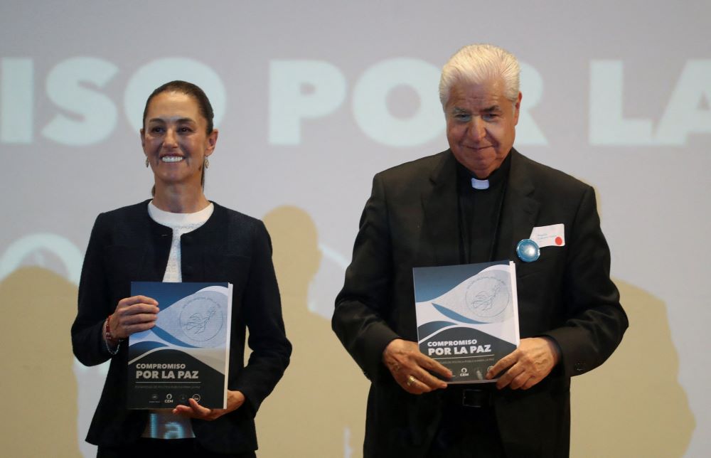 La entonces candidata presidencial Claudia Sheinbaum, del partido gobernante de México, sonríe junto al arzobispo de Monterrey Rogelio Cabrera López, el 11 de marzo, durante un acto en Ciudad de México para firmar un compromiso de paz organizado por miembros de la Iglesia católica. (Foto: Raquel Cunha/OSV News/Reuters) La entonces candidata presidencial Claudia Sheinbaum, del partido gobernante de México, sonríe junto al arzobispo de Monterrey Rogelio Cabrera López, el 11 de marzo, durante un acto en Ciudad de México para firmar un compromiso de paz organizado por miembros de la Iglesia católica. (Foto: Raquel Cunha/OSV News/Reuters)