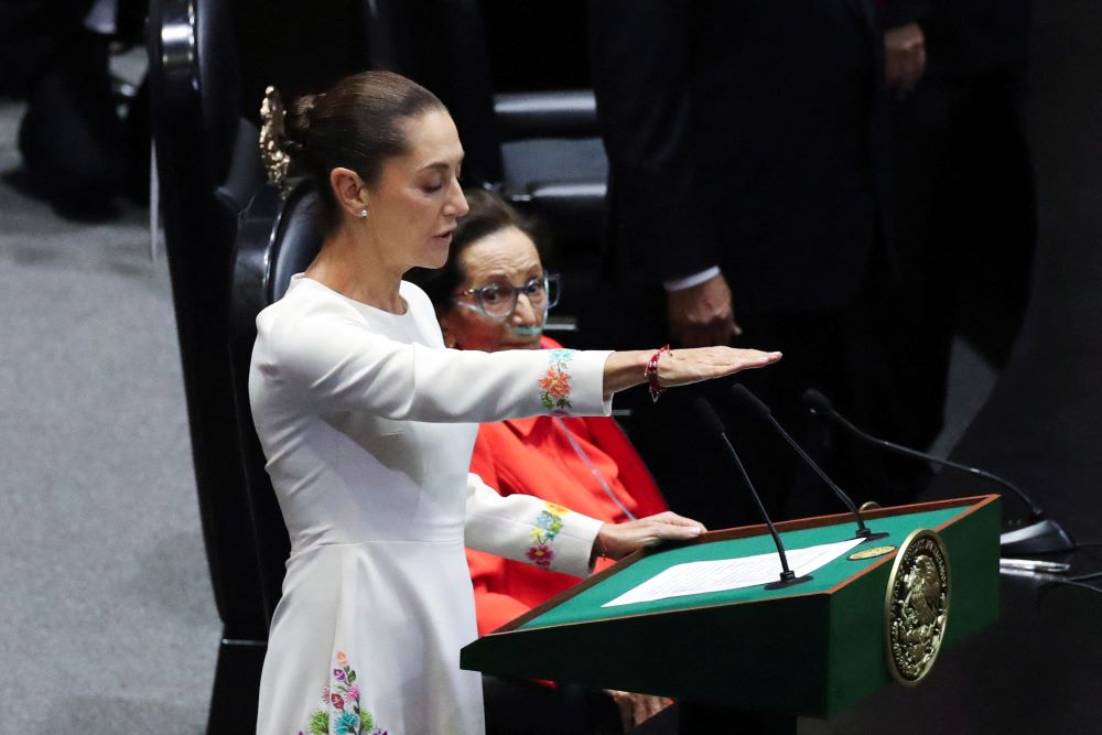 La presidenta de México Claudia Sheinbaum presta juramento durante su ceremonia de investidura en el Congreso, en Ciudad de México, el 1 de octubre de 2024. La presidenta de México Claudia Sheinbaum presta juramento durante su ceremonia de investidura en el Congreso, en Ciudad de México, el 1 de octubre de 2024. (Foto: Raquel Cunha/Reuters/OSV Noticias)