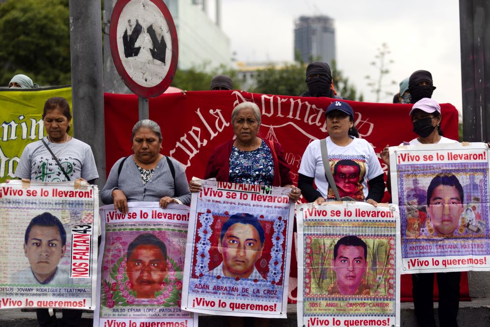 Estudiantes de la Escuela Normal Rural de Ayotzinapa, en Guerrero, México, protestan junto a un grupo de mujeres en Ciudad de México. Estudiantes de la Escuela Normal Rural de Ayotzinapa, en el estado mexicano de Guerrero, protestan junto a un grupo de mujeres en Ciudad de México, el 25 de septiembre de 2024, antes del décimo aniversario de un ataque del 26 de septiembre de 2014 en el que desaparecieron 43 estudiantes de la escuela. (Foto: Quetzalli Nicte-Ha/Reuters/OSV Noticias)