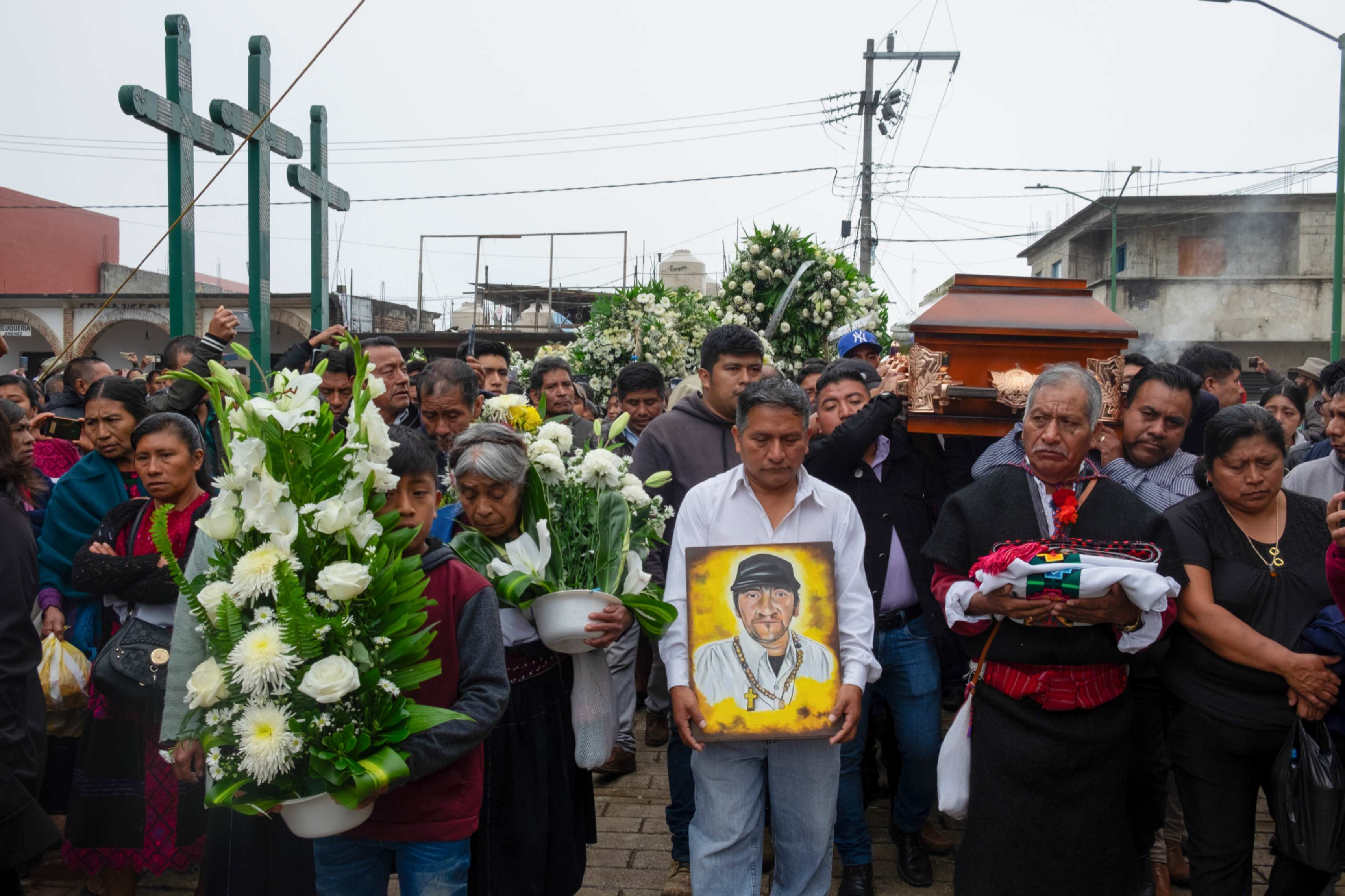 Padre Marcelo asesinado en México People take part in a funeral procession in San Andrés Larráinzar, Chiapas state, Mexico, on Oct. 22, 2024, for Catholic priest and activist Fr. Marcelo Pérez. The priest was killed for confronting criminal gangs. (AP/Isabel Mateos)
