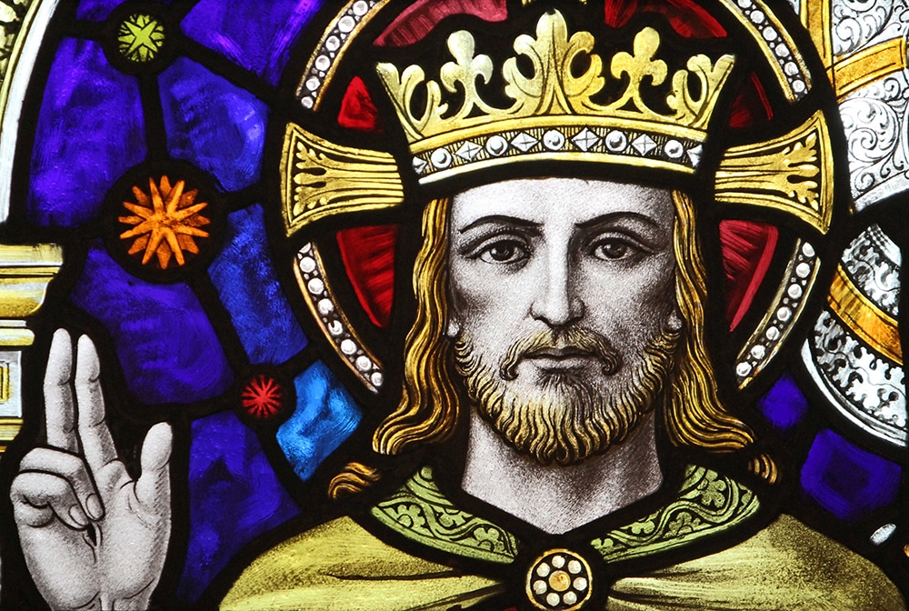 Vitral que muestra a Jesús con una corona en el Seminario de San José, en Yonkers, Nueva York, Estados Unidos. La solemnidad de Cristo Rey se celebra el último domingo del Tiempo Ordinario. (Foto: CNS/Gregory A. Shemitz/18 de noviembre de 2011)