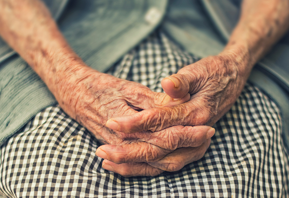 Manos de anciana Las manos de un adulto mayor aparecen en esta fotografía. (Foto: Unsplash/Danie Franco)
