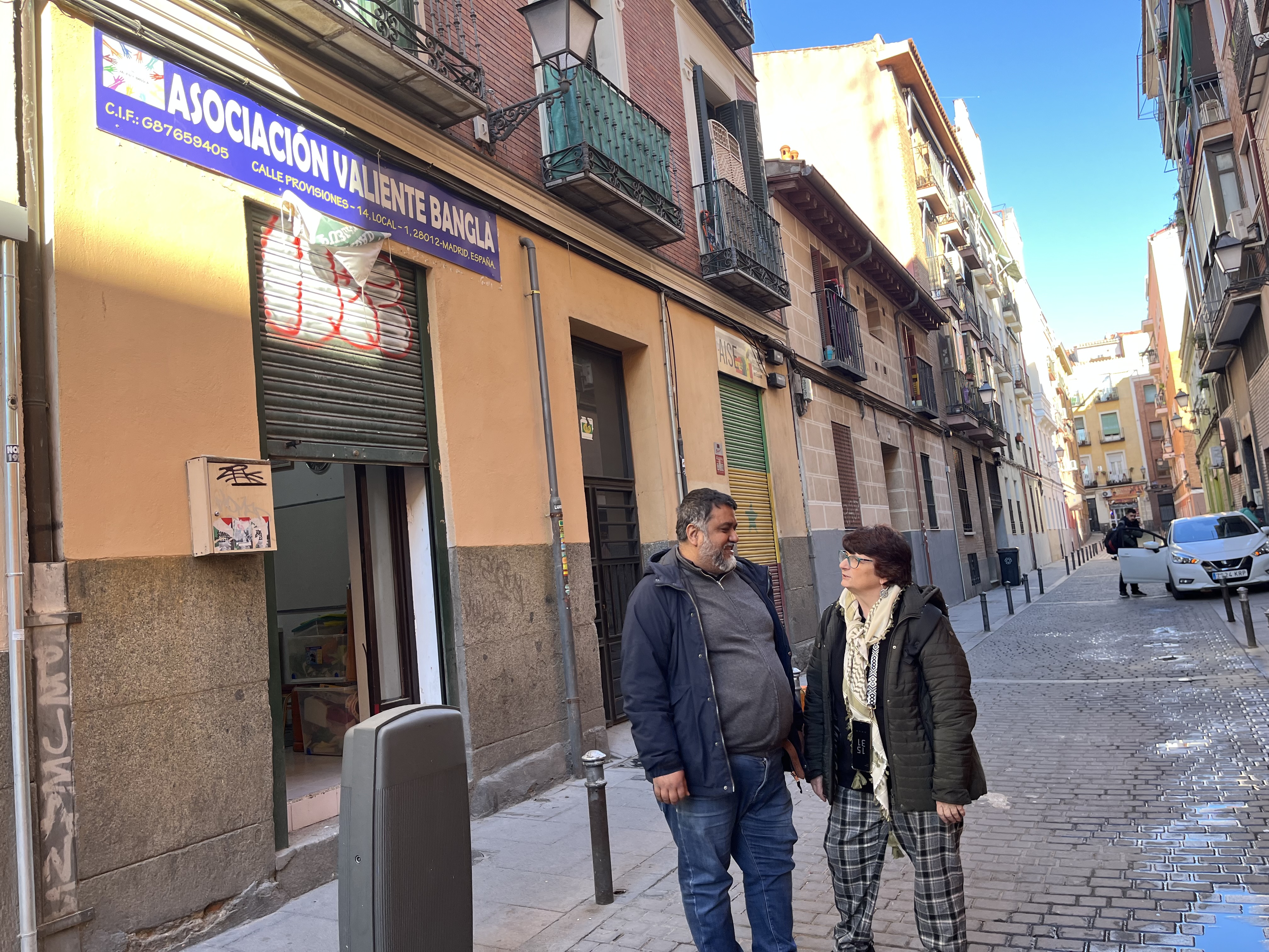 Mohamed Fazle Elahi, founder of Asociación Valiente Bangla, talks with Sr. Pepa Torres outside the association's facilities. (Luis Donaldo González)
