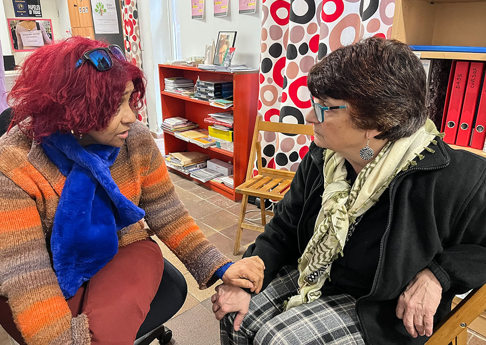 Dominican feminist activist and domestic worker Rafaela Pimentel Lara talks with Sr. Pepa Torres. (Luis Donaldo González)