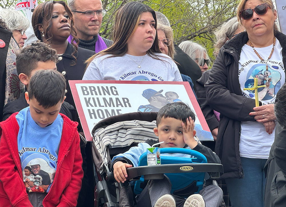 Jennifer Vásquez Sura, en el centro, sostiene un cartel pidiendo la liberación de su marido Kilmar Abrego García, durante una vigilia de Semana Santa, el 14 de abril, cerca de la Casa Blanca, en Washington. Católicos se unieron al evento interreligioso para rezar por la liberación de Abrego y otros inmigrantes enviados a una prisión en El Salvador. (Foto: GSR/Rhina Guidos)