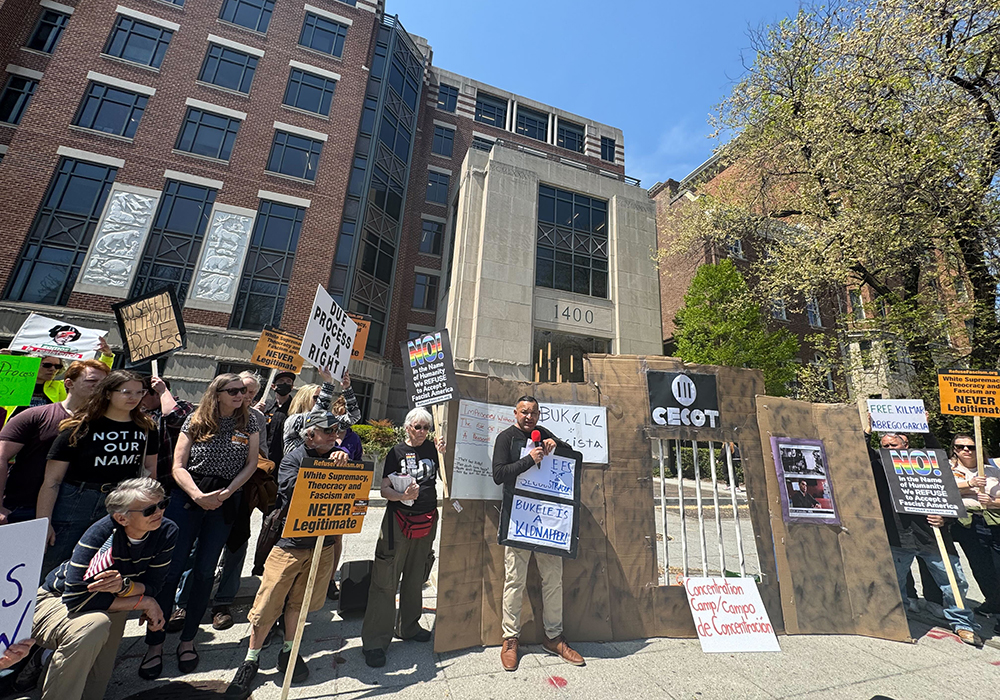 Un grupo protesta el 14 de abril frente al edificio que alberga la embajada de El Salvador en Washington. Algunos criticaron al presidente de El Salvador Nayib Bukele por no defender a los inmigrantes salvadoreños durante su visita a la Casa Blanca y también por encarcelar a detenidos acusados injustamente en el Centro de Confinamiento por Terrorismo (Cecot) en El Salvador. (Foto: GSR/Rhina Guidos)