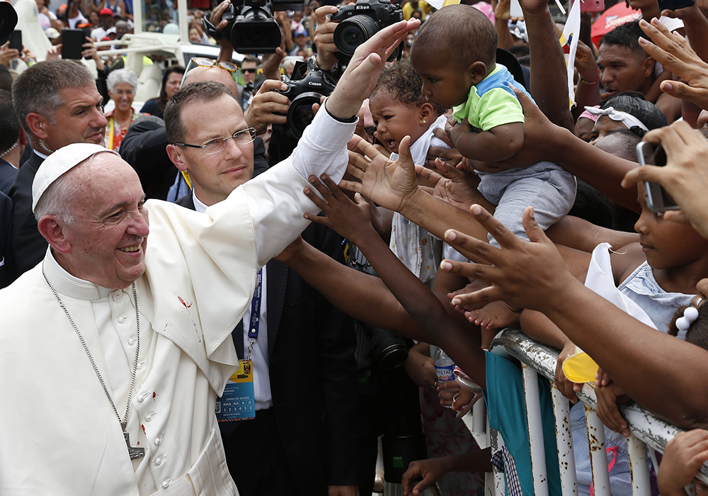 El papa Francisco saluda a las personas cerca del albergue para personas sin hogar Talitha Qum, en Cartagena (Colombia) El papa Francisco saluda a las personas cerca del albergue para personas sin hogar Talitha Qum, en Cartagena (Colombia), el 10 de septiembre de 2017. El papa Francisco, anteriormente cardenal argentino Jorge Mario Bergoglio, falleció el 21 de abril de 2025, a los 88 años. (Foto: CNS/Paul Haring)