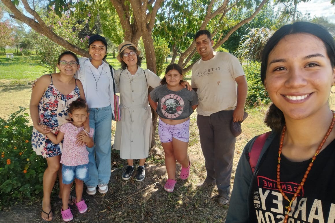 Nélida, Sol Leiva and Sofía Abregú (who took the photo), with one of the families they visited (Sofía Abregú)