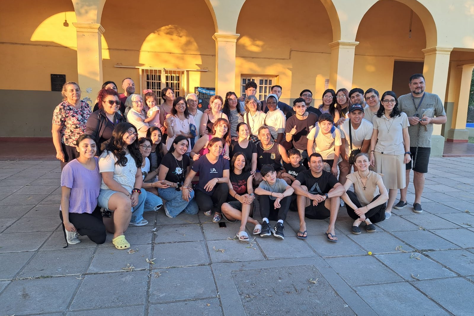 The missionary group "Annunciata Cocchetti" poses with Fr. Gustavo Orellana, moments before leaving the community of Media Naranja on Feb. 8, 2025 (Courtesy of Maite Fernández)