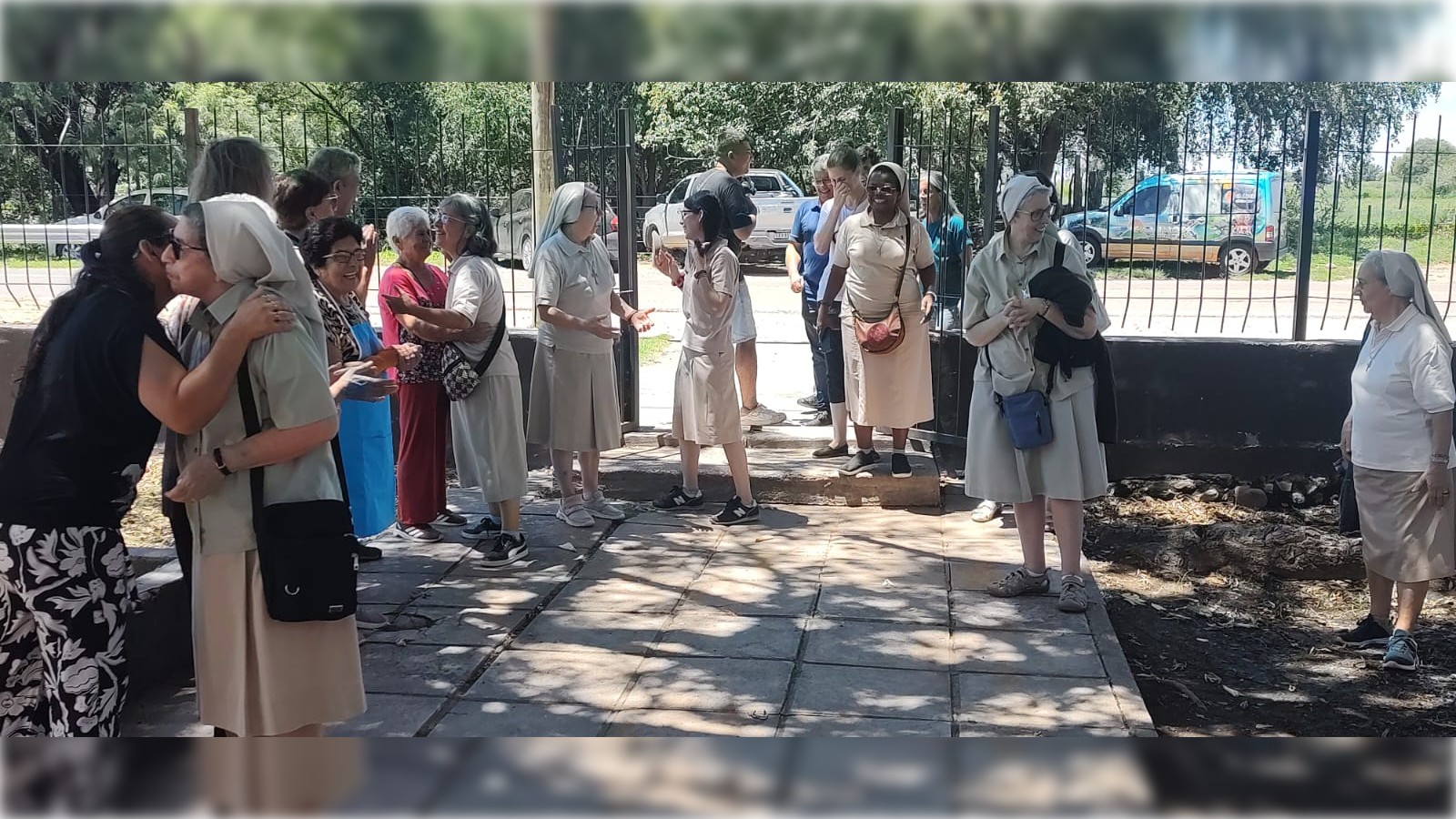 On Jan. 30, 2025, the sisters who accompanied the mission arrived in Media Naranja, together with the mother general, the mother vicar and a delegate. From left to right: Sr. Felisa Coronel, delegate for Latin America; Sr. Nélida Crivelli; Mother Vicar Elvira Zanini; Sr. Maite Fernández; Sr. Nathalie Lubungu Kitumbu; Mother General Margherita Penucchini; and Sr. Ángela María Tomei, welcomed by members of the community. (Courtesy of Gustavo Orellana)