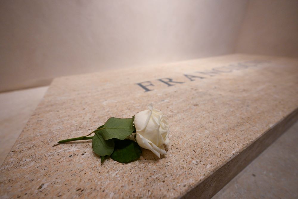 Rose on Pope Francis' tomb