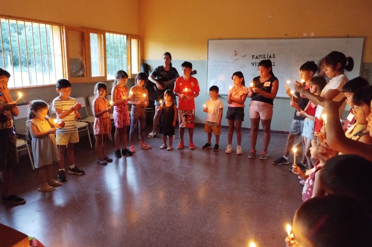 In one of the classrooms equipped as a chapel, the missionaries and those who attended the school could pray and share moments of fraternity before Jesus in the Eucharist. The image features a meeting with children in which Jesus was spoken of as the light in our lives. (Courtesy of Belén Heredia)