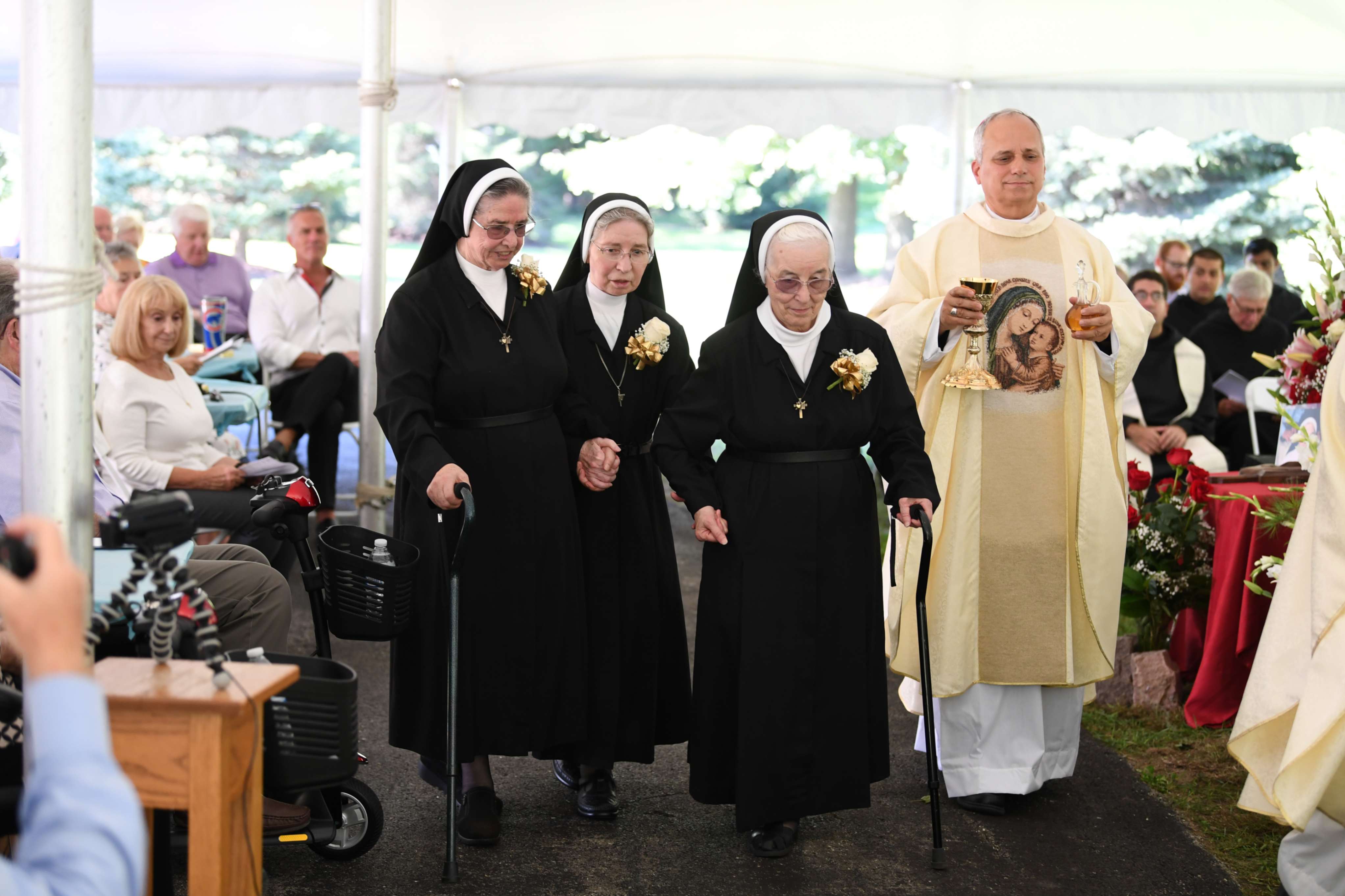 Monseñor Robert Francis Prevost Martínez, entonces obispo de Chiclayo, Perú, visita a la comunidad agustina en New Lenox, Illinois, en 2022. (Foto: cortesía Amaya Hernandez, OSA)