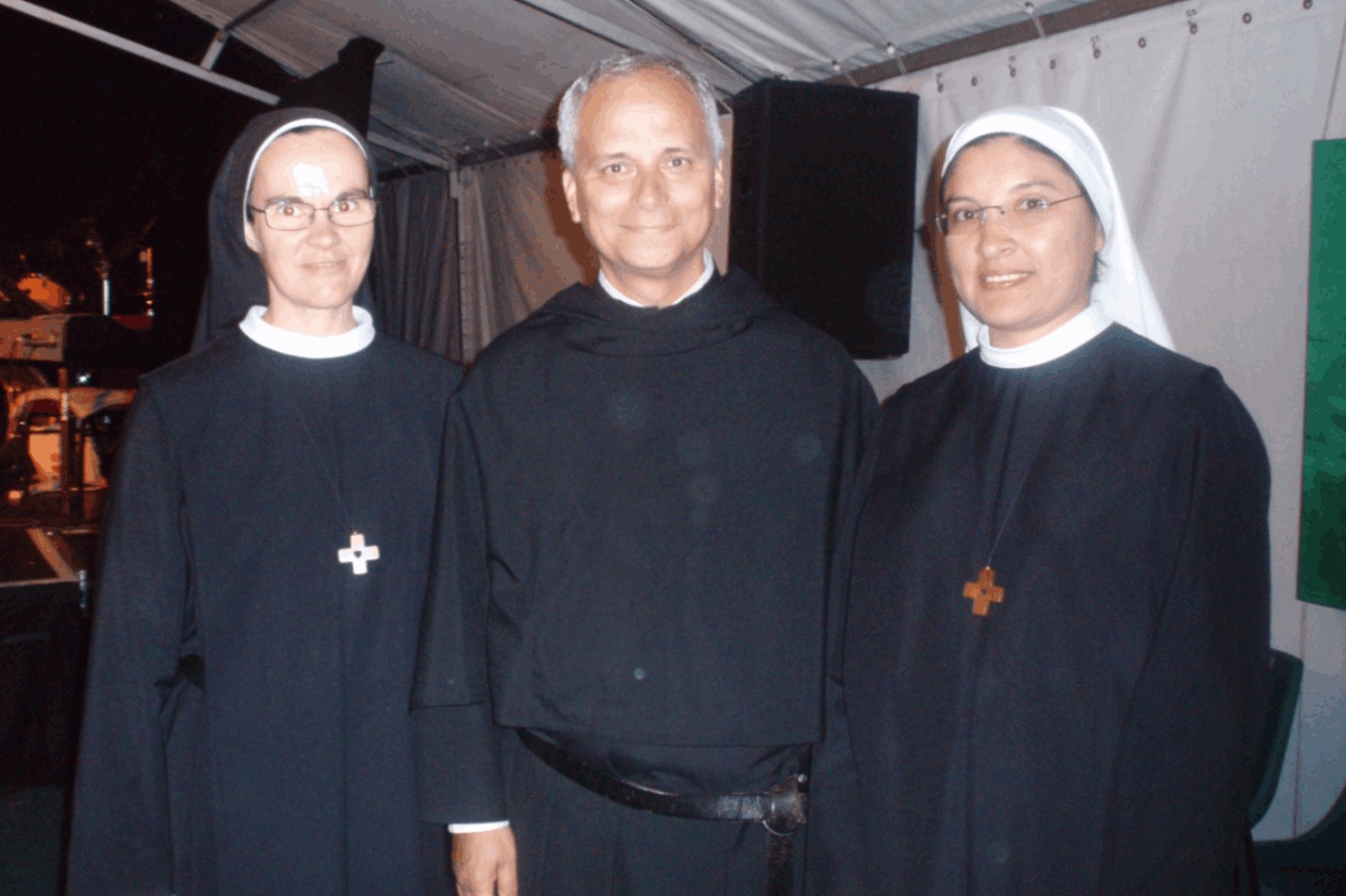 De izquierda a derecha: la Hna. Amaya Hernández, el padre Robert Prevost Martínez, entonces prior general de la Orden de San Agustín, y la Hna. María Isabel Ynoñán participan en el Encuentro Juvenil Agustiniano (AYE) 2010 en Inglaterra. (Foto: cortesía Amaya Hernández, OSA)
