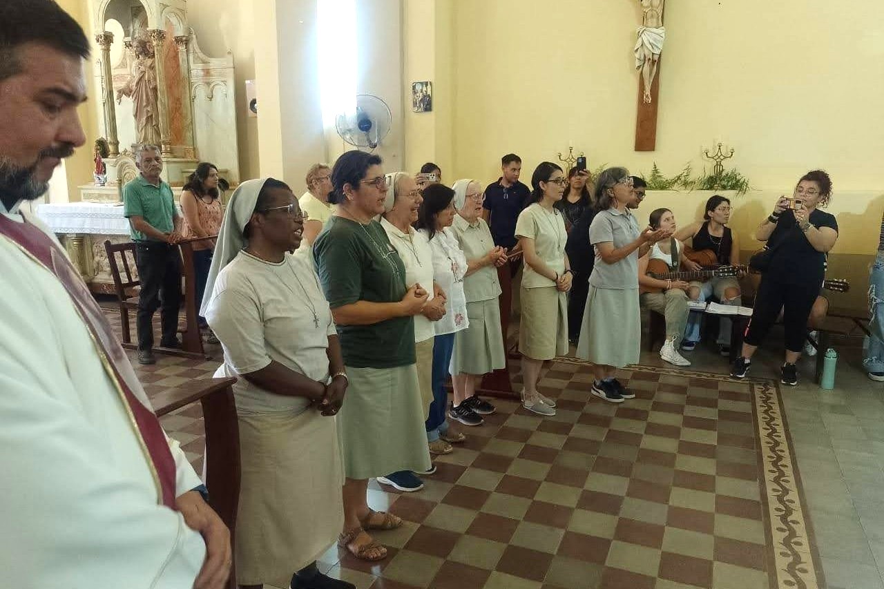 On Feb. 2, 2025, during the Mass for the Day of Consecrated Life, the renewal of consecration was celebrated. From left to right are Father Gustavo, Sister Nathalie, Sister Rosa Graça, Sister Angela Maria, Mercedes, a consecrated laywoman of the charismatic family, Sr. Catalina Zanotti, Sister Maite and Sister Nélida. (Courtesy of Maite Fernández)