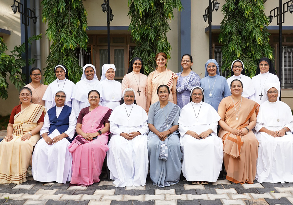 Veinte miembros clave de la red de salud mental Treasure, dirigida por hermanas, aparecen en la sede de la Asociación Católica de Hospitales de la India, del 5 al 7 de mayo de 2025 en Secunderabad, en el sur de la India. La Hna. Sally John, su fundadora, es la cuarta por la derecha, sentada. (Foto: cortesía Sally John) Veinte miembros clave de la red de salud mental Treasure, dirigida por hermanas, aparecen en la sede de la Asociación Católica de Hospitales de la India, del 5 al 7 de mayo de 2025 en Secunderabad, en el sur de la India. La Hna. Sally John, su fundadora, es la cuarta por la derecha, sentada. (Foto: cortesía Sally John)